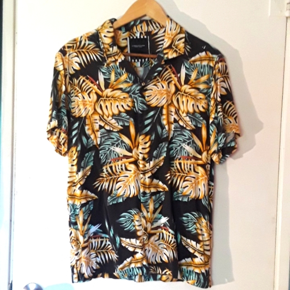 Denim & Flower Men's Button Up Wild Print Gold leaves Size medium